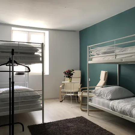 슬리핑 뷰티 호스텔 *